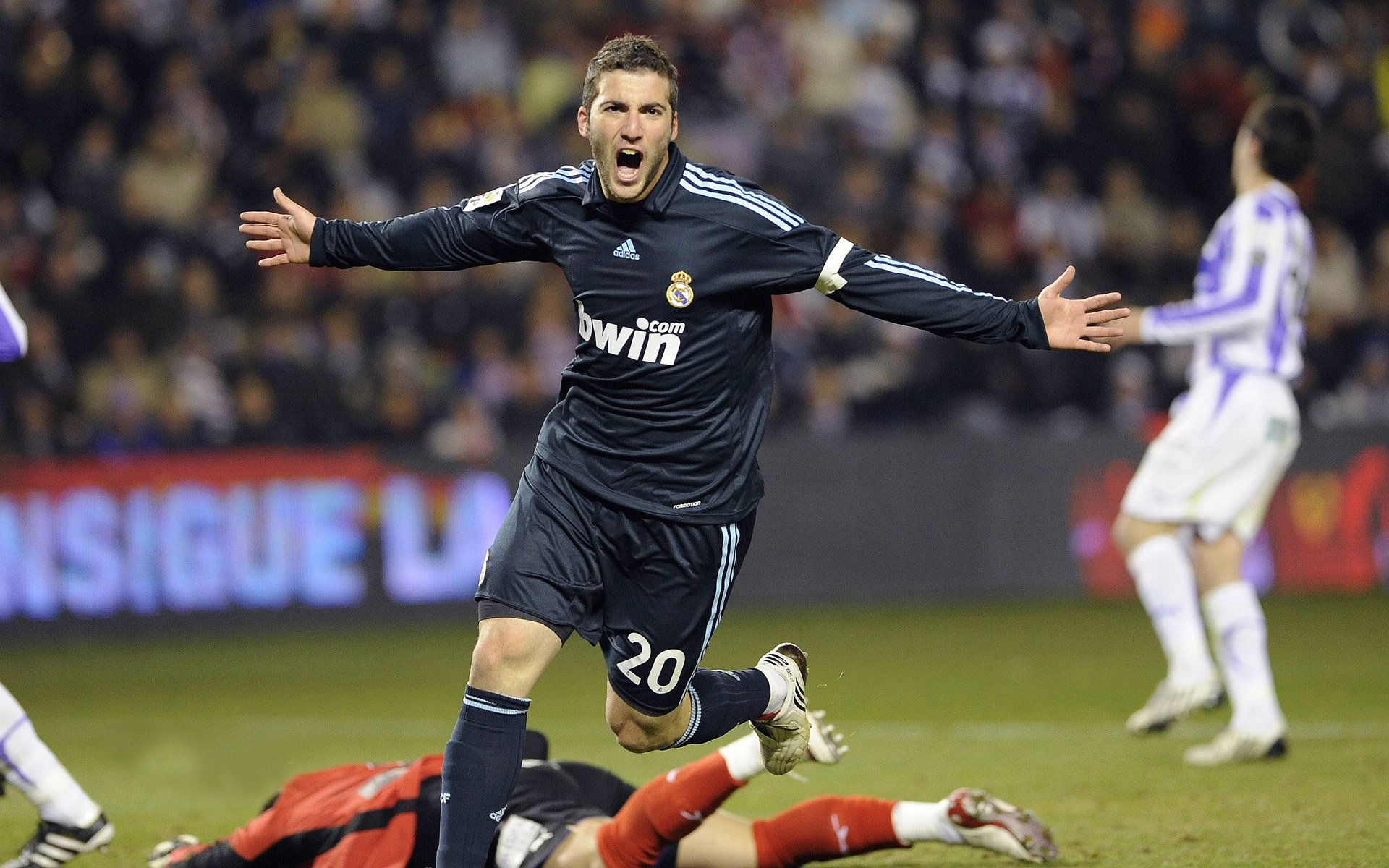 kaiyun.com-C罗:从贫民窟到全球偶像,自律与奋斗的典范,c罗chant